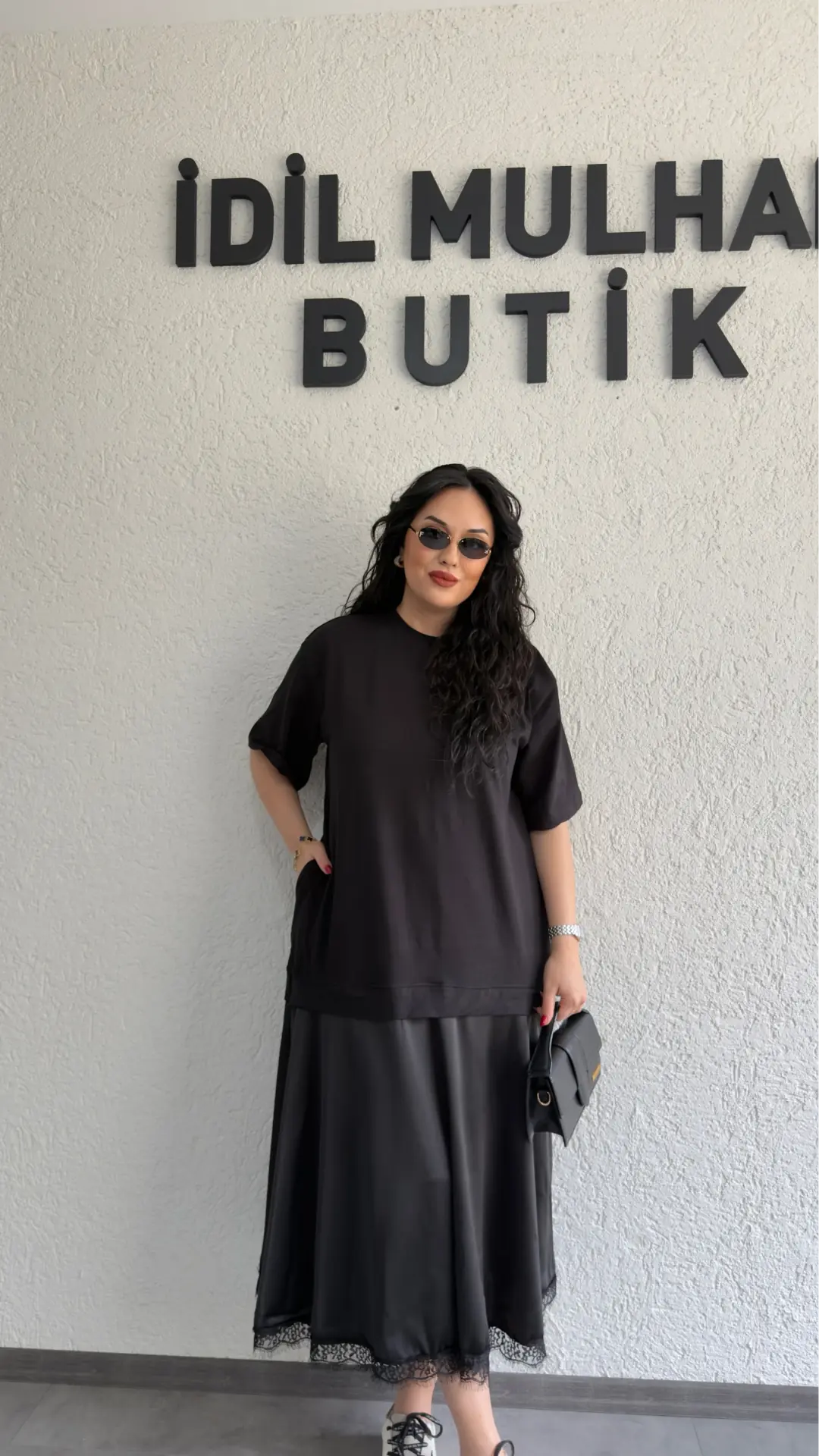 Eteği Saten Dantel Detaylı Elbise