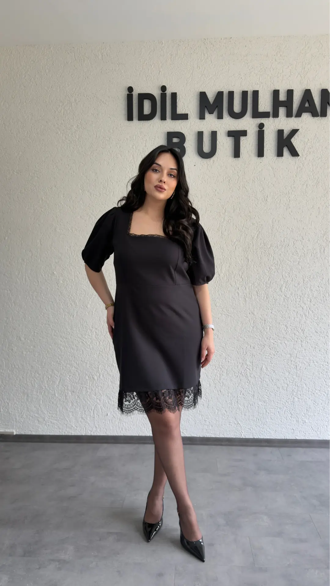 Balon Kol Kare Yaka Dantel Detaylı Elbise
