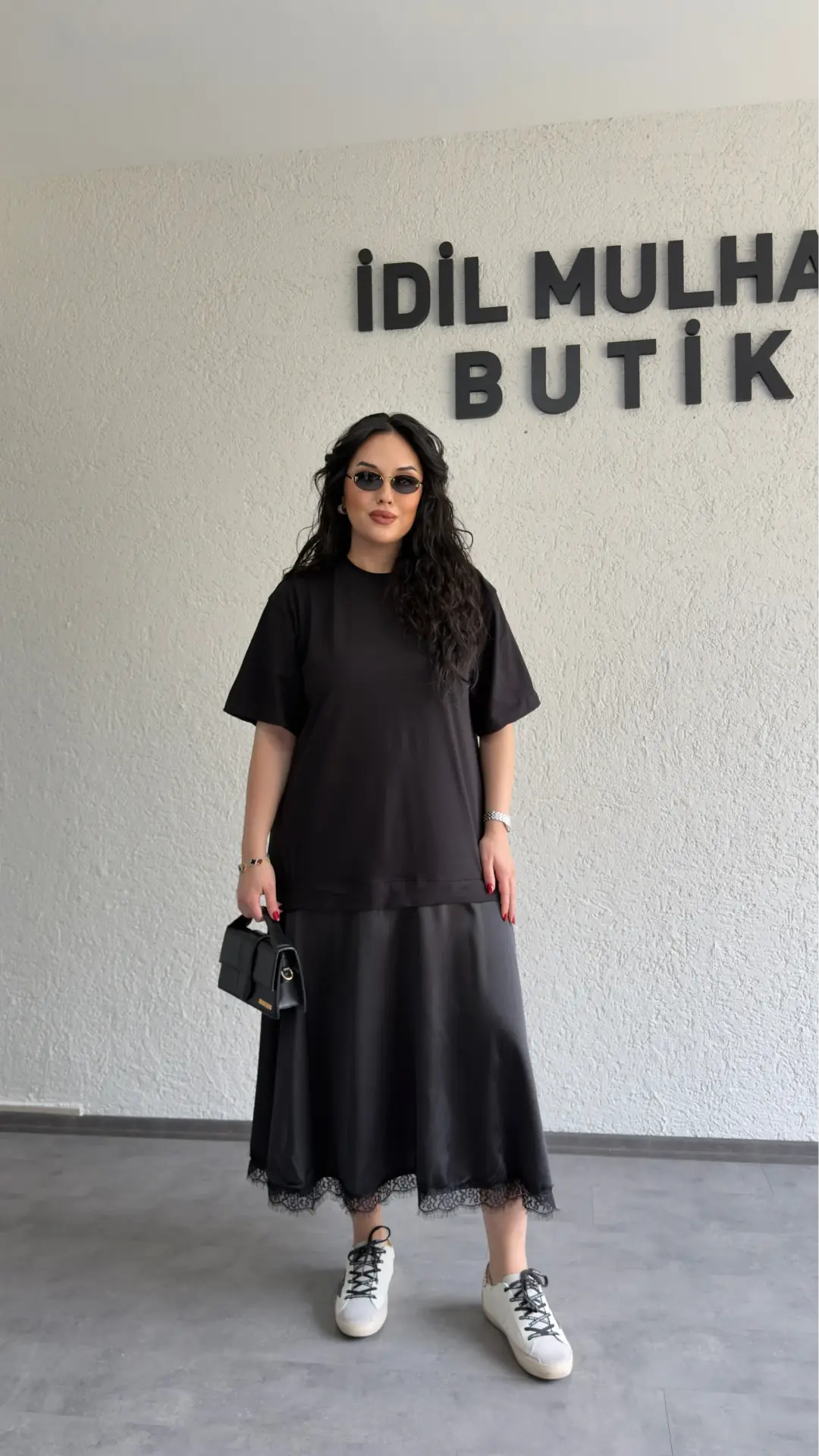 Eteği Saten Dantel Detaylı Elbise