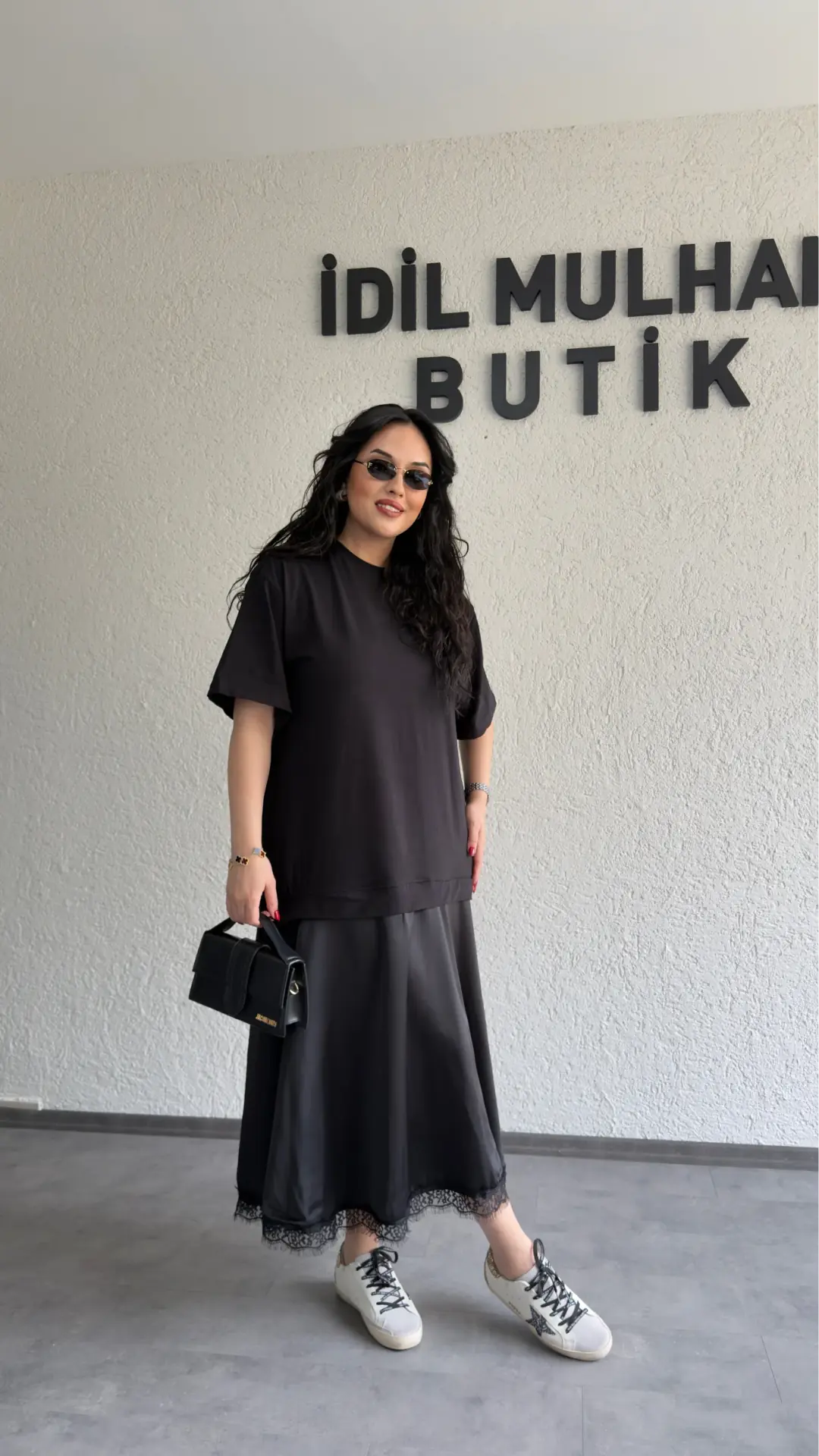 Eteği Saten Dantel Detaylı Elbise