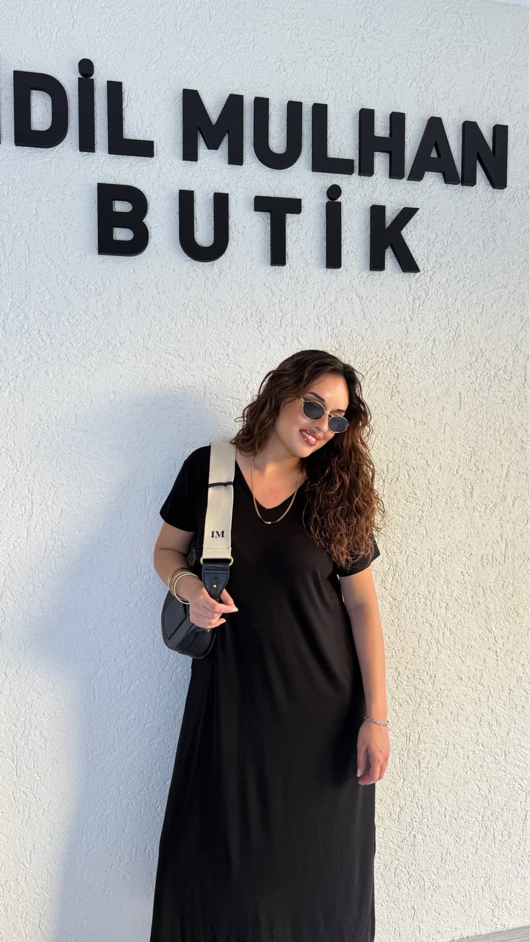 V Yaka Sırt Detaylı Elbise