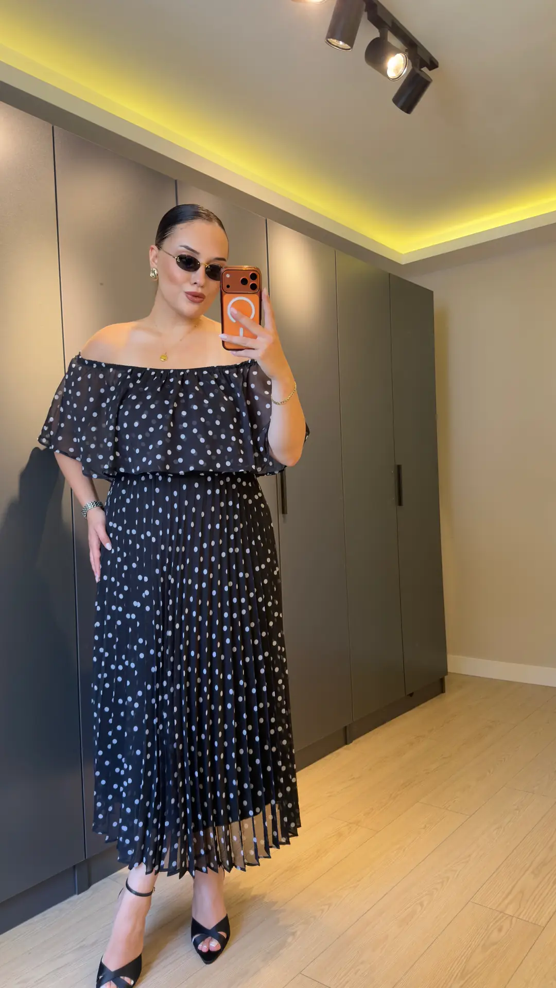 Madonna Yaka Puantiyeli Piliseli Elbise