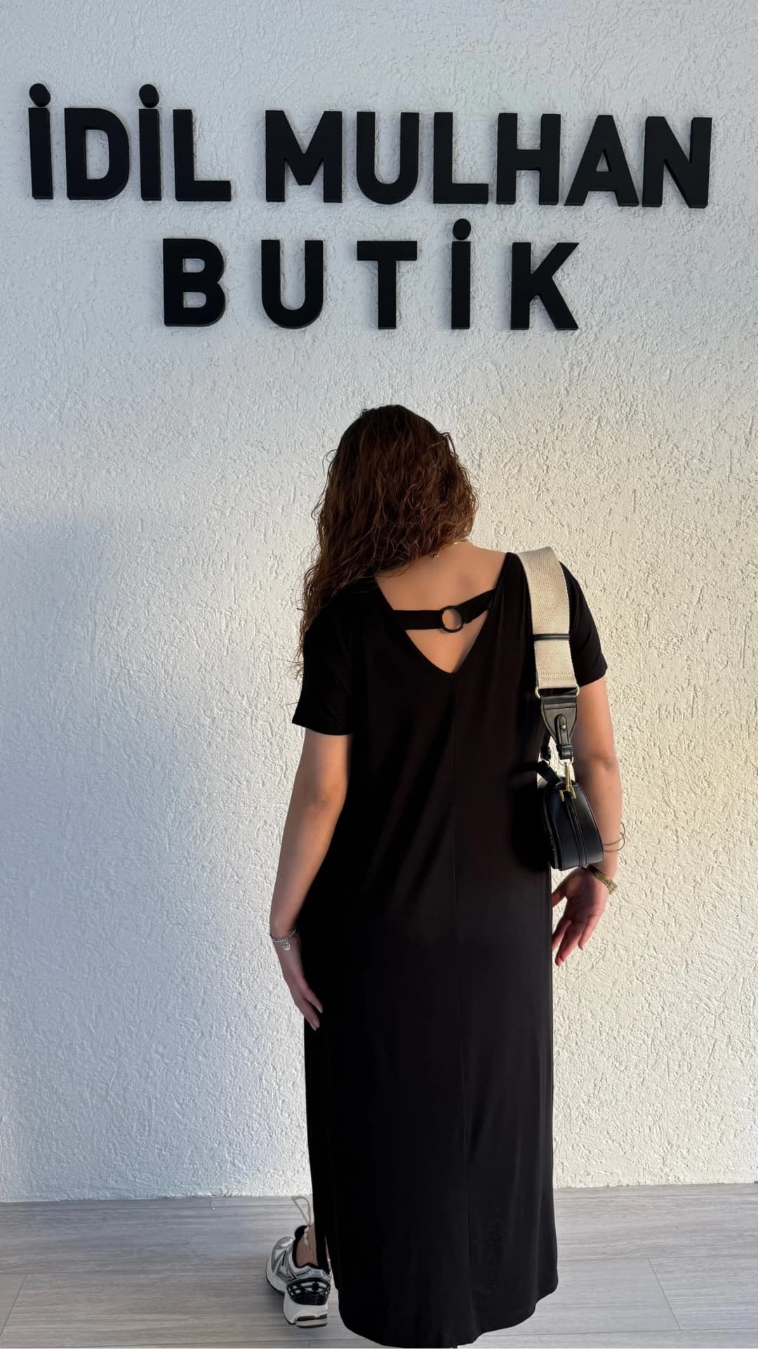 V Yaka Sırt Detaylı Elbise