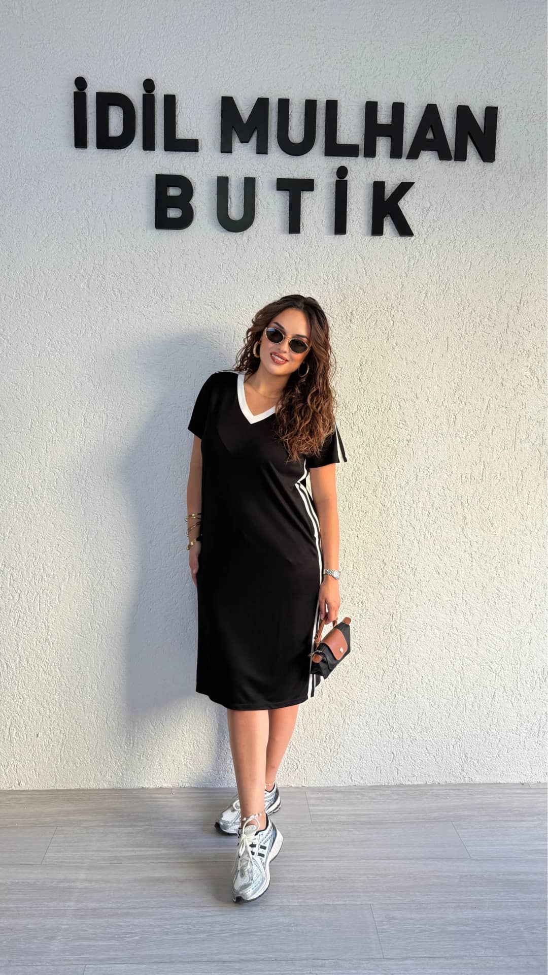 V Yaka Yanları Şeritli Elbise